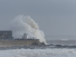 LZ01132 Massive wave at Porthcawl lighthouse.jpg